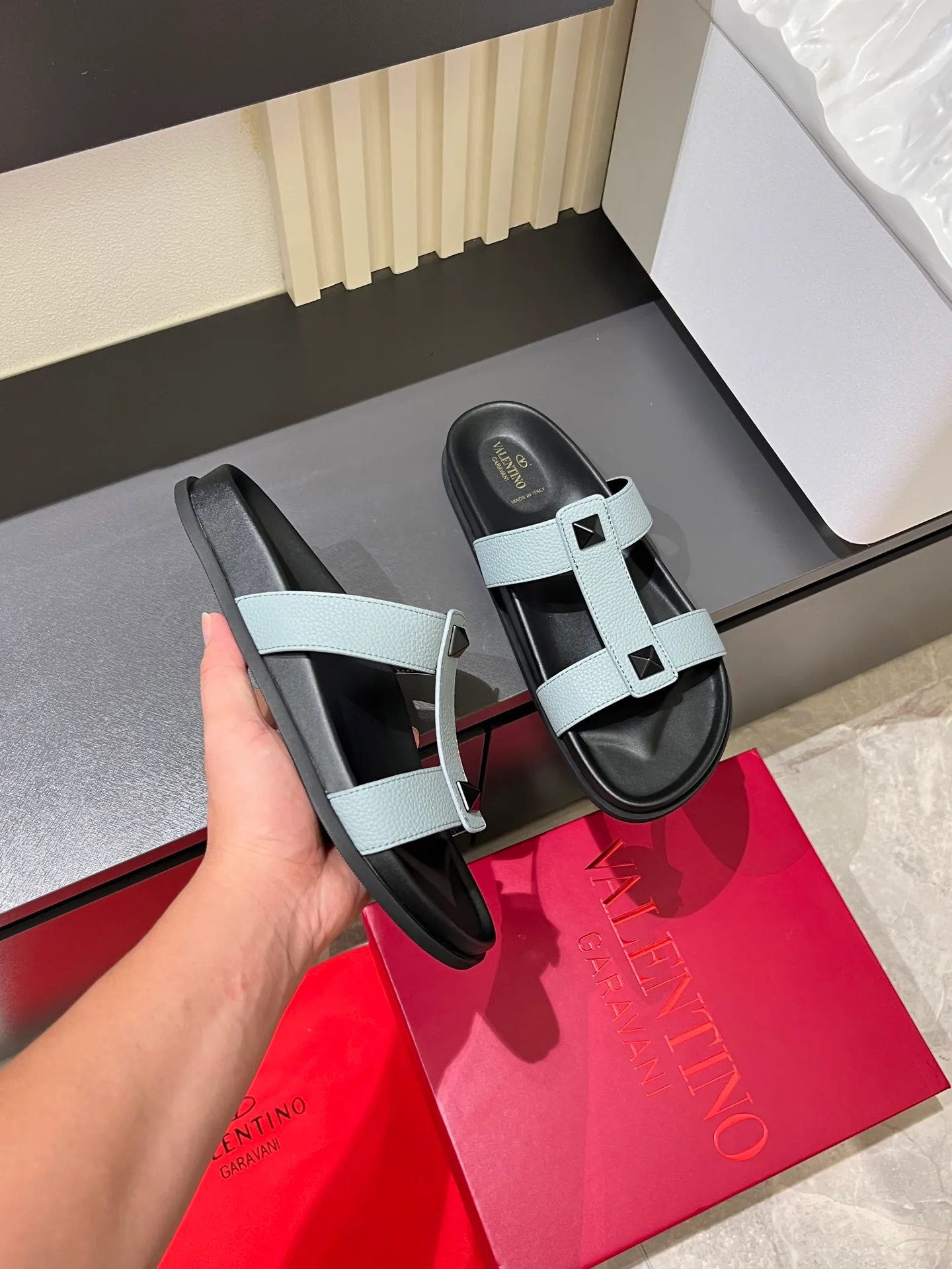 Men's shoes 💰p300 VALENTINO Men's 🧍‍♂️ Spring and summer new style metal logo flat slippers, elegant sandals, the same style worn by celebrities, original molding, imported calfskin. Rubber outsole. Soft and durable, full set of counter packaging size: 39-44 (.45.46 customized)